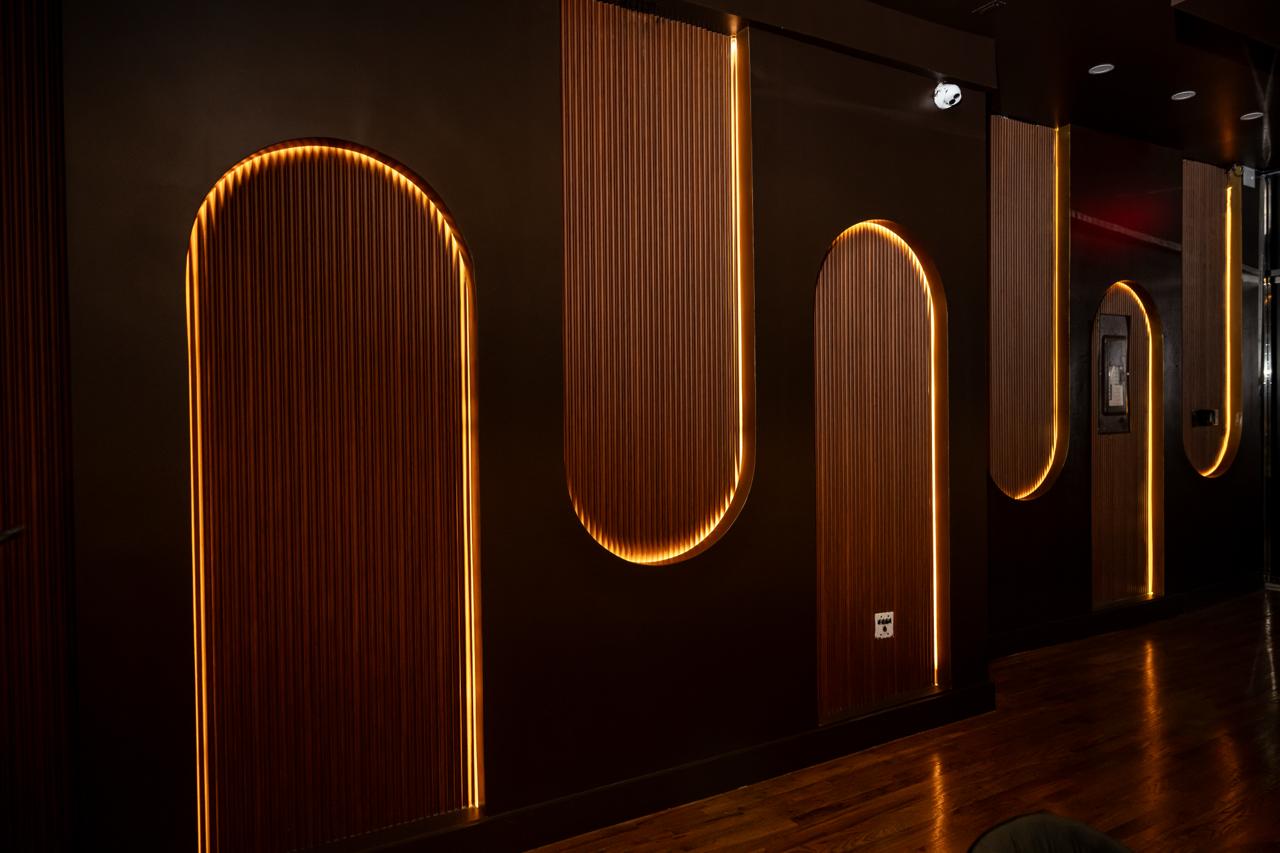 AURA ribbed wall texture with gold accents
